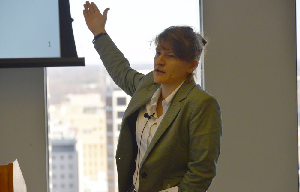 Alessandra Peter presenting