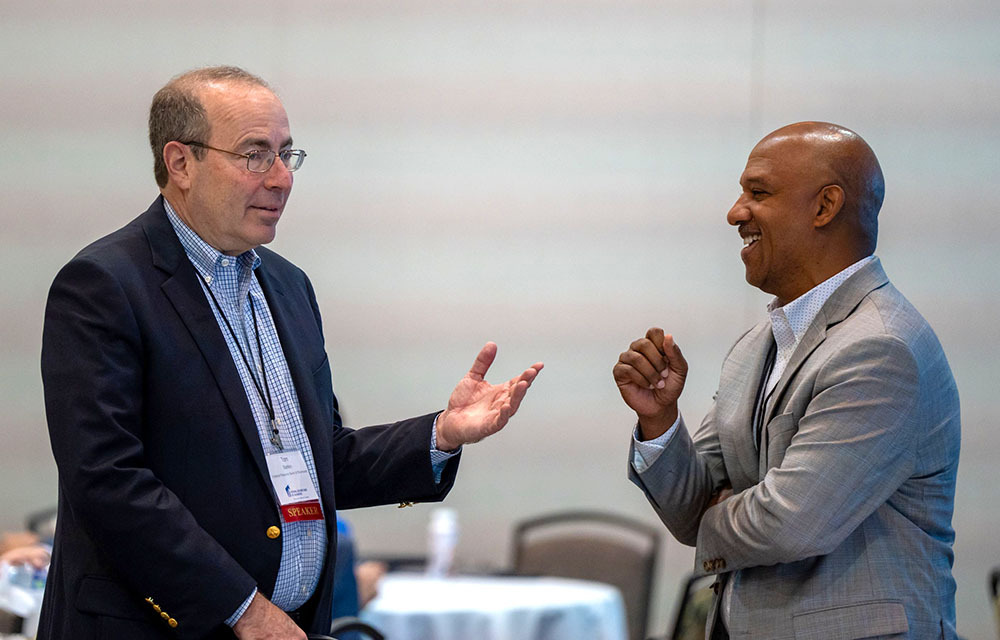 Tom Barkin speaks with guest at IRA