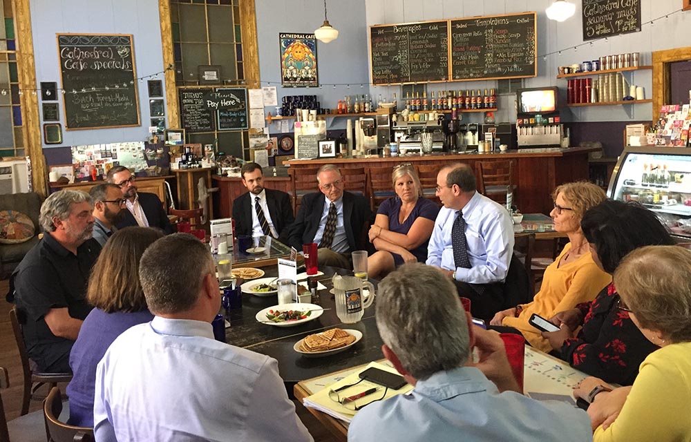 Tom Barkin meeting with community members in a cafe