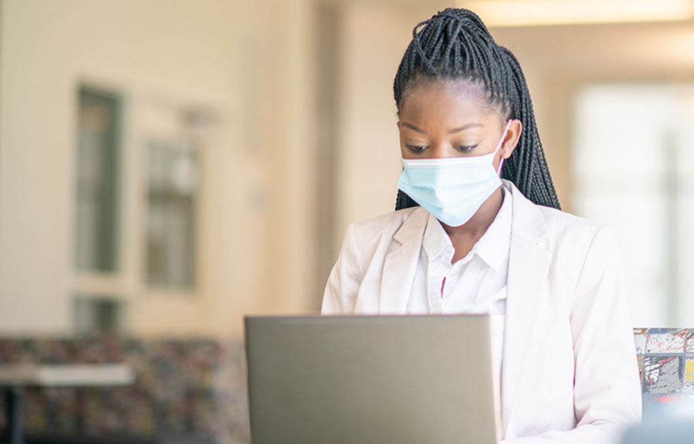 woman_mask_laptop