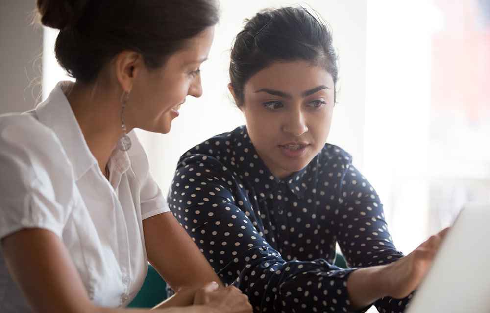 Female economist mentoring another female economist