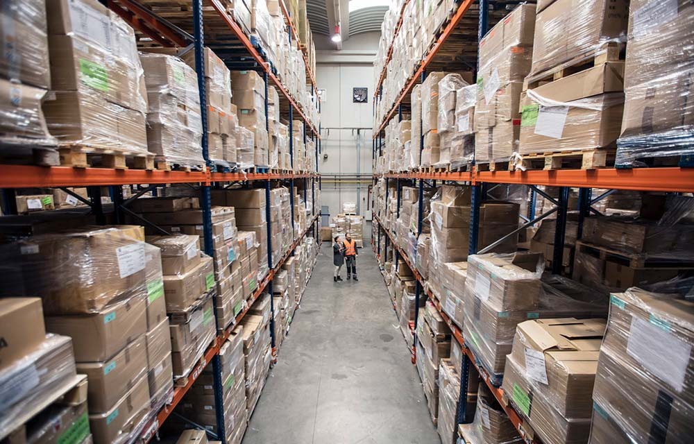 Supervisor talking with worker about the distribution products in the warehouse.